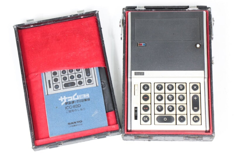 【当時物・説明書付】 サンヨー  [サコム ミニ] 電子式ポータブル計算機 [ICC-82D] ケース付きの画像1