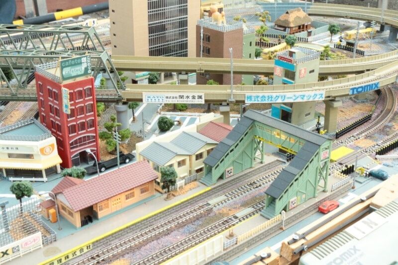Nゲージ  大型ジオラマ 山岳風景 立体交差 市街地  W:182cm D:112cmの画像1