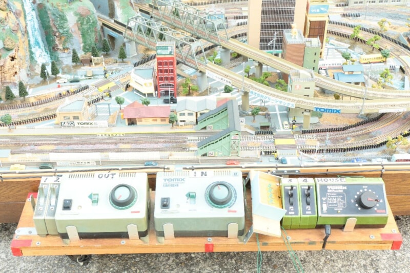 Nゲージ  大型ジオラマ 山岳風景 立体交差 市街地  W:182cm D:112cmの画像1