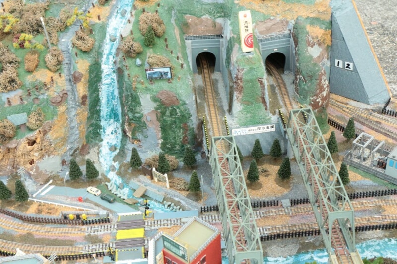 Nゲージ  大型ジオラマ 山岳風景 立体交差 市街地  W:182cm D:112cmの画像1