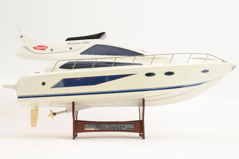 KYOSHO/京商  Atlantio 600 電動クルーザー ボート/船 RC/ラジコン 台座付きの画像1