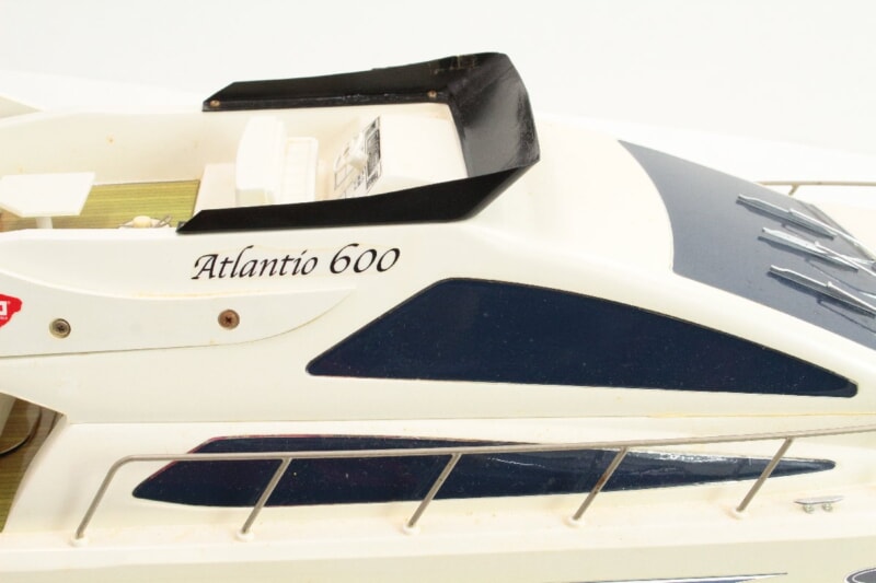 KYOSHO/京商  Atlantio 600 電動クルーザー ボート/船 RC/ラジコン 台座付きの画像1