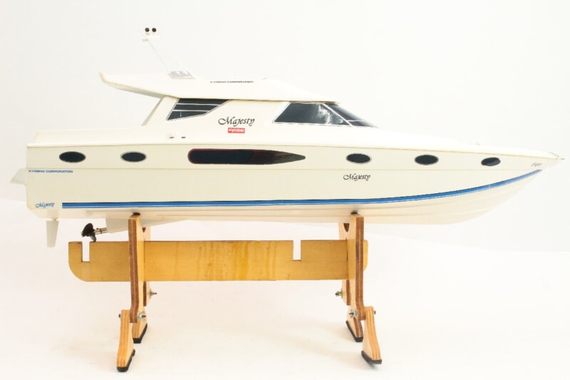 KYOSHO/京商  MAJESTY/マジェスティ ボート/船 RC/ラジコン 台座付きの画像1