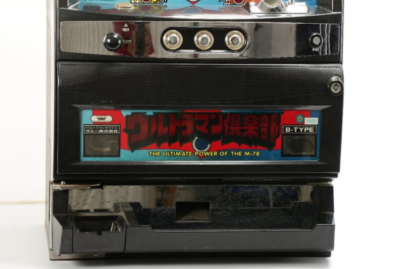 【4号機】 サミー  [ウルトラマン倶楽部3 B-TYPE] スロット実機 100V コイン不要機の画像1