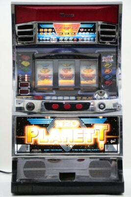 【4号機】 [ネオプラネットXX] スロット実機 100V 山佐【希少レトロ台】の買取り品の画像