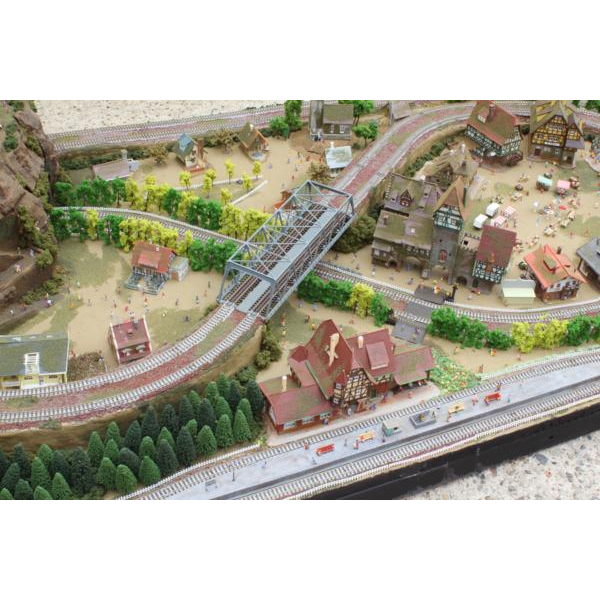 ジオラマ鉄道模型 完成品 異国の田舎風景 約90×180×50㎝の画像1