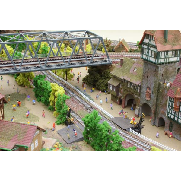 ジオラマ鉄道模型 完成品 異国の田舎風景 約90×180×50㎝の画像1