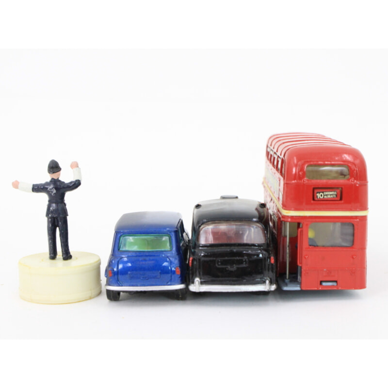 コーギー [CORGI GIFT SET 11] Routemaster Bus,Mini-Minor,Taxi and Policemanの画像1