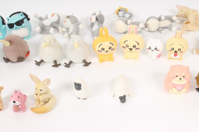 カプセルトイ  動物系 キャラクター ミニチュアフィギュア まとめ 仕事猫/ちいかわ/ブルーハムハム/ピングー などの画像1