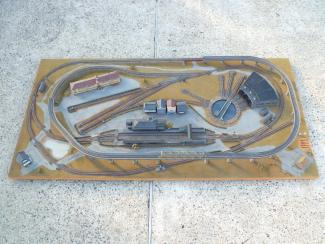 ジオラマ鉄道模型 完成品 街並み 駅 扇形車庫など 約92×183×16㎝の買取り品の画像